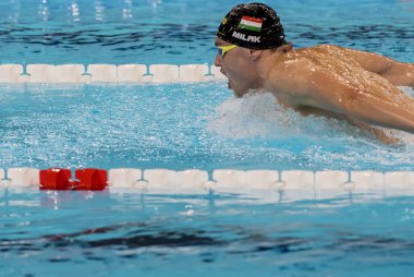 Macar Kristof Milak (HUN), Fransa 'nın Paris kentinde düzenlenen 2024 Paris Yaz Olimpiyatları sırasında Paris La Defense Arena' da erkekler 200 metre kelebek yarı finalinde yüzüyor..