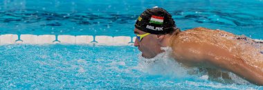 Macar Kristof Milak (HUN), Fransa 'nın Paris kentinde düzenlenen 2024 Paris Yaz Olimpiyatları sırasında Paris La Defense Arena' da erkekler 200 metre kelebek yarı finalinde yüzüyor..