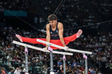 Büyük Britanya 'dan Joe Fraser (GBR), Fransa' nın başkenti Paris 'te düzenlenen 2024 Paris Yaz Olimpiyatları' nda Stade de France Stadyumu 'nda düzenlenen Erkekler Toplam Finalleri' nde yarışmaktadır..