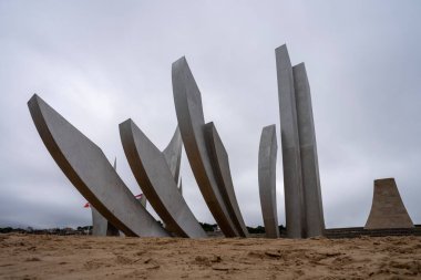 Omaha Sahili 'nde çarpıcı bir anıt olan Les Braves, D-Day kahramanlarını üç unsurla onurlandırdı: Umut, Özgürlük ve Kardeşlik. 6 Haziran 1944 'ten beri süregelen birlik, cesaret ve kardeşliği sembolize eder..