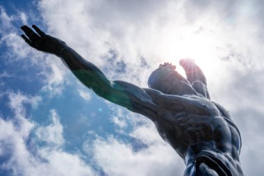 Normandiya Amerikan Mezarlığı 'ndaki sonsuz beyaz haç sıralarının arasında dururken tarihin ağırlığı aşikardır. Kasvetli sessizlik sadece esintiyle kırılır, yapılan fedakarlıkların dokunaklı bir hatırlatıcısı..