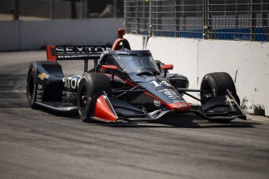 Woodbury, Connecticut 'tan SANTINO FERRUCCI (14), Toronto' da Toronto caddelerinde Ontario Honda Satıcıları Indy Toronto 'nun antrenman oturumunda yolda ilerliyor..