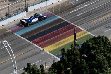 Stockholm, İsveç 'ten LINUS LUNDQVIST (R) (8), Toronto' daki Sokaklar 'da Ontario Honda Satıcıları Indy Toronto' nun antrenman oturumunda yola devam ediyor..