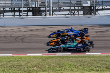 NTT INDYCAR SERIES SERIES sürücüsü, 26) (ABD), Madison, IL 'deki World Wide Technology Raceway' deki Bommarito Otomotiv Grubu 500 sırasında virajlarda yarışır..