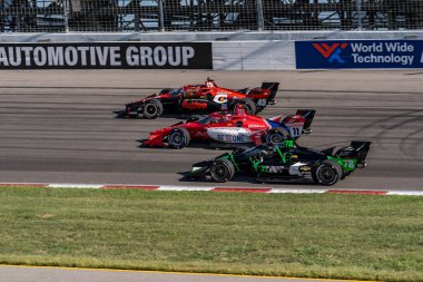 NTT INDYCAR SERIES sürücüsü, CONOR DALY (78) (ABD) (Indiana), Madison, IL 'deki World Wide Technology Hipodromu' ndaki Bommarito Otomotiv Grubu 500 sırasında virajlarda yarışır..