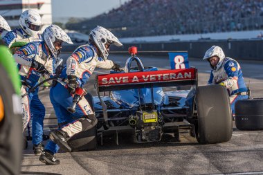Stockholm, İsveç 'ten LINUS LUNDQVIST (R) (8) (SWE), Madison, IL' deki World Wide Technology Raceway 'de gerçekleştirilen Bommarito Otomotiv Grubu 500 sırasında servis için aşağıya iniyor..