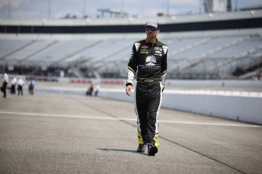 10 Ağustos 2024-Richmond, VA; Grant Enfinger, Richmond, ABD 'deki Clean Harbors 250' ye katılmadan önce pit road 'ta yürür.