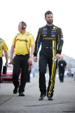 10 Ağustos 2024-Richmond, VA; Corey LaJoie Richmond, ABD 'deki Cook Out 400' e katılmadan önce arabasının yanından geçiyor.