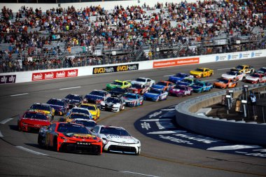 11 Ağustos 2024-Richmond, VA; Denny Hamlin Richmond, ABD 'deki Cook Out 400 için ön sıralardan yarışıyor.