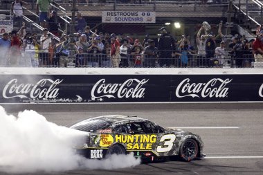 11 Ağustos 2024-Richmond, VA; Austin Dillon Richmond, VA, ABD 'de Cook Out 400' ü kazanmasını kutluyor.