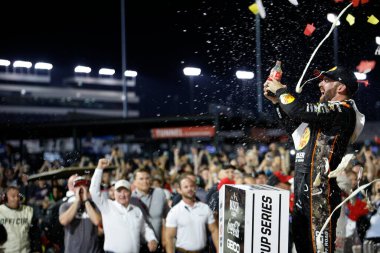 11 Ağustos 2024-Richmond, VA; Austin Dillon Richmond, VA, ABD 'de Cook Out 400' ü kazanmasını kutluyor.