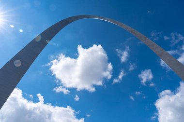 The Gateway Arch in St. Louis, a 630-foot stainless steel monument, forms a gleaming catenary curve against the sky. Towering over the Mississippi River, it symbolizes U.S. westward expansion and draws countless visitors. clipart