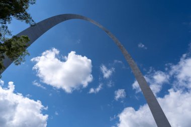 The Gateway Arch in St. Louis, a 630-foot stainless steel monument, forms a gleaming catenary curve against the sky. Towering over the Mississippi River, it symbolizes U.S. westward expansion and draws countless visitors. clipart