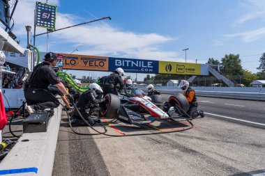 Portland 'daki Portland Uluslararası Yarış Pisti' nde düzenlenen Bitnile.com Grand Prix sırasında Cambridge, İngiltere 'den TOBY SOWERY (R) (ENG) servis için pit road' a gelir..