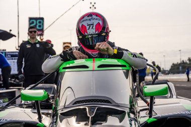 Portland 'daki Portland Uluslararası Yarış Pisti' nde yapılacak Bitnile.com Grand Prix antrenmanına hazırlanırken Cenevre, İsviçre 'li ROMAIN GROSJEAN (77) (SWE) aracına bağlanıyor..