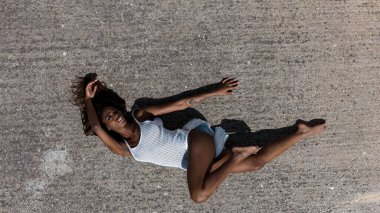 Nijeryalı model, Avrupa 'da güneş ışığıyla yıkanmış, hava pozisyonunda kıvrımlar sergiliyor, güzellik ve güven saçıyor..