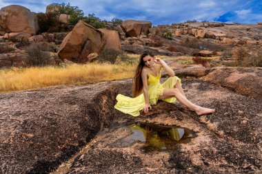 Muhteşem bir esmer model, sonbahar havasının tadını çıkarırken dışarıda poz veriyor.