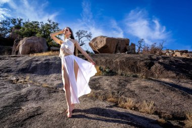 Muhteşem bir esmer model, sonbahar havasının tadını çıkarırken dışarıda poz veriyor.