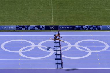 4 Ağustos 2024-Paris, Ile-de-France: JASMINE JONES (ABD), Fransa 'nın başkenti Paris' te düzenlenen 2024 Paris Yaz Olimpiyatları sırasında Stade de de France Stadyumu 'nda düzenlenen Bayanlar 400m engelli birinci turda mücadele etmektedir..