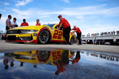 23 Ağustos 2024-Daytona, FL; Joey Logano Daytona, FL, ABD 'de Coca Cola Zero Sugar 400 elemelerine katılmaya hazırlanıyor.