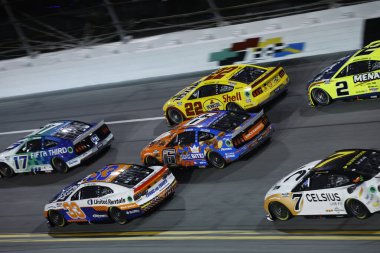 24 Ağustos 2024-Daytona, FL; Brad Keselowski Daytona, FL, ABD 'de Coca Cola Zero Sugar 400 sırasında dördüncü viraja giriyor.