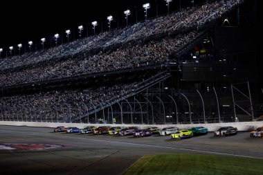 24 Ağustos 2024-Daytona, FL; Brad Keselowski Daytona, FL, ABD 'de Coca Cola Zero Sugar 400 sırasında dördüncü viraja giriyor.