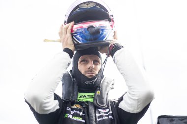 Cenevre 'den ROMAIN GROSJEAN (77) (SWE) Portland' daki Portland International Raceway 'de Bitnile.com Grand Prix elemelerine katılmadan önce takım elbise giyiyor..