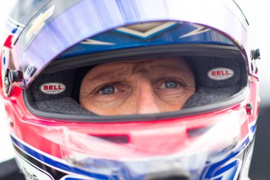 Cenevre 'den ROMAIN GROSJEAN (77) (SWE) Portland' daki Portland International Raceway 'de Bitnile.com Grand Prix elemelerine katılmadan önce takım elbise giyiyor..