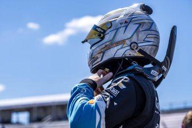 Kopenhag, Danimarka 'dan CHRISTIAN RASMUSSEN (R) (20) (DNK), Batı Allis, WI' deki Milwaukee Mile 250 'lerde Hy-Vee Milwaukee Mile yarışına katılmaya hazırlanıyor..