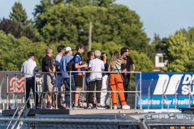 Taraftarlar favori sürücülerinin Hy-Vee Milwaukee Mile 250 'lerdeki Milwaukee Mile' da yarışmasını izliyorlar. Batı Allis, WI 'in kalbinde yüksek hızlı aksiyon ve becerinin sergilendiği heyecan verici bir olay..