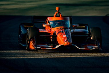 Güneş batmaya başladığında, NTT INDYCAR SERIES sürücüsü, Christchurch, Yeni Zelanda 'dan MARCUS ARMSTRONG (11) (NZL), Batı Allis' teki Milwaukee Mile 250 'lerde Hy-Vee Milwaukee Mile yarışır..