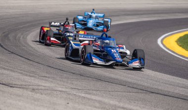 NTT INDYCAR SERIES sürücüsü, LINUS LUNDQVIST (R) (8) (SWE) Stockholm, İsveç Hy-Vee Milwaukee Mile 250 's sırasında Batı Allis' teki Milwaukee Mile, WI.