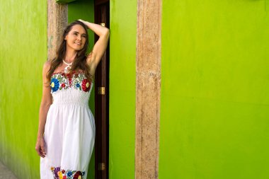 Göz kamaştırıcı genç bir gezgin Meksika 'nın canlı caddeleri Telchec' i keşfediyor, renkli mimari ve nefes kesici manzaranın tadını çıkarıyor, unutulmaz pozlar yakalıyor..