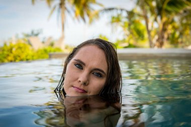 Genç bikini modeli sıcak güneşte lüks, serin havuz, Yucatan Meksika tatili.