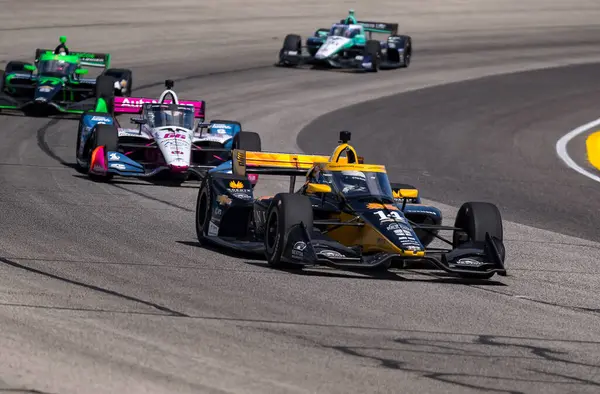 NTT INDYCAR SERIES sürücüsü, SANTINO FERRUCCI (14) (ABD) Hy-Vee Milwaukee 250 'ler sırasında Batı Allis' teki Milwaukee Mile, WI.