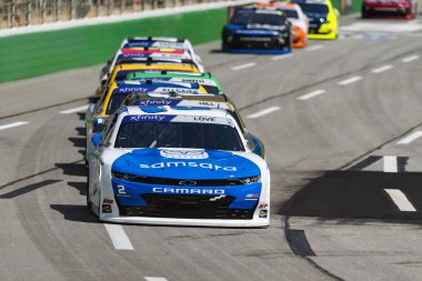 NASCAR Xfinity Serisi sürücüsü, JESSE LoVE (2) Hampton, GA 'daki Atlanta Motor Yarış Pisti' nde Odaklı Sağlık 250 sırasında virajlarda yarışır..