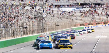 NASCAR Xfinity Serisi sürücüsü, JESSE LoVE (2) Hampton, GA 'daki Atlanta Motor Yarış Pisti' nde Odaklı Sağlık 250 sırasında virajlarda yarışır..