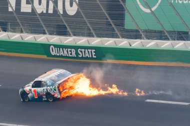 NASCAR Xfinity Serisi sürücüsü SAM MAYER (1), Hampton, GA 'daki Atlanta Motor Yarış Pisti' nde Odaklı Sağlık 250 sırasında kaza yaparken dikkat çekiyor..