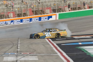 NASCAR Xfinity Serisi sürücüsü AUSTIN Hill (21), Hampton, GA 'daki Atlanta Motor Yarış Pistinde Odaklı Sağlık 250 dalında kazandığı zaferi kutluyor..