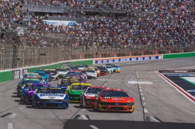 NASCAR Kupa Serisi 'nde yeşil bayrak düşüyor. Hampton, GA' daki Atlanta Motor Speeway 'deki Walmart' ta Quaker State 400 için yarışacaklar..