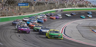 NASCAR Cup Serisi sürücüsü, AUSTIN CINDRIC (2), Hampton, GA 'daki Atlanta Motor Speeway' de bulunan Walmart 'ta Quaker State 400' ün dönüşleri boyunca yarışır..