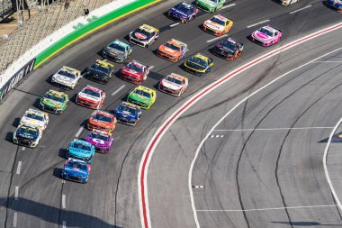 NASCAR Cup Serisi sürücüsü KYLE BUSCH (8), Hampton, GA 'daki Atlanta Motor Speeway' deki Walmart 'ta Quaker State 400' de virajlarda yarışır..