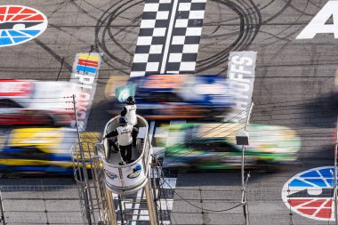 Atlanta Motor Speeway, Hampton, GA 'daki Walmart' ta Quaker State 400 'e ev sahipliği yapmaktadır..