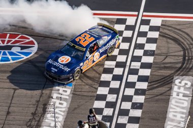 NASCAR Kupa Serisi sürücüsü JoEY LOGANO (22), zaferini Hampton, GA 'daki Atlanta Motor Speeway' deki Walmart 'ta Quaker State 400 için kutluyor..