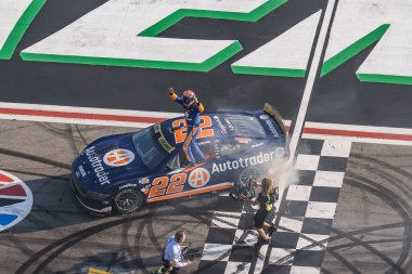 NASCAR Kupa Serisi sürücüsü JoEY LOGANO (22), zaferini Hampton, GA 'daki Atlanta Motor Speeway' deki Walmart 'ta Quaker State 400 için kutluyor..