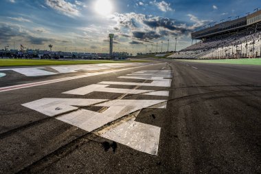 NASCAR Kupa Serisi sürücüsü JoEY LOGANO (22), zaferini Hampton, GA 'daki Atlanta Motor Speeway' deki Walmart 'ta Quaker State 400 için kutluyor..