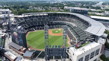 Truist Park 'ın hava manzarası Cobb County' nin banliyösünde yer alan modern bir beyzbol stadyumu sergiliyor. Atlanta Bataryası, yeşil alanlar ve otoyollarla çevrili park Cumberland cemaatine sorunsuz bir şekilde karışıyor.