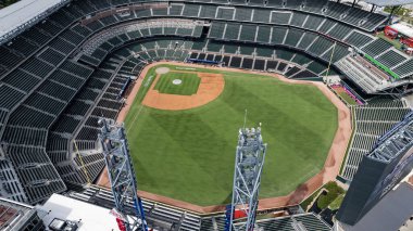 Truist Park 'ın hava manzarası Cobb County' nin banliyösünde yer alan modern bir beyzbol stadyumu sergiliyor. Atlanta Bataryası, yeşil alanlar ve otoyollarla çevrili park Cumberland cemaatine sorunsuz bir şekilde karışıyor.