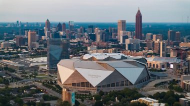 Atlanta 'nın hava manzarası, parlak gökdelenleri, yemyeşil alanları ve Mercedes-Benz Stadyumu gibi ikonik simgeleri olan canlı bir şehir manzarası sergiliyor. Karayolları, demiryolları ve tepeler bu hareketli metropol boyunca dokuyor..