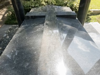 Kenny Rogers 'ın Atlanta Oakland Mezarlığı' ndaki defnedilme yeri, dünya çapında 100 milyondan fazla albümüyle ünlü ve hit şarkıcısıyla ve Country Music Hall of Fame 'le tanınan efsanevi şarkıcıyı onurlandırıyor..